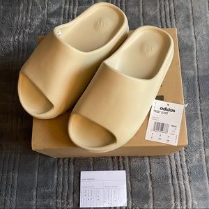 YEEZY SLIDES ‘BONE’